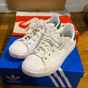 Almost new green and white Stan smiths 3 adidas.